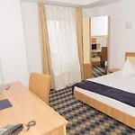 فندق Plus Hotel