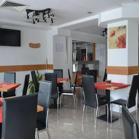 Plus Hotel ホテル 3*