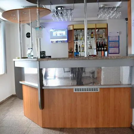 فندق Plus Hotel كرايوفا