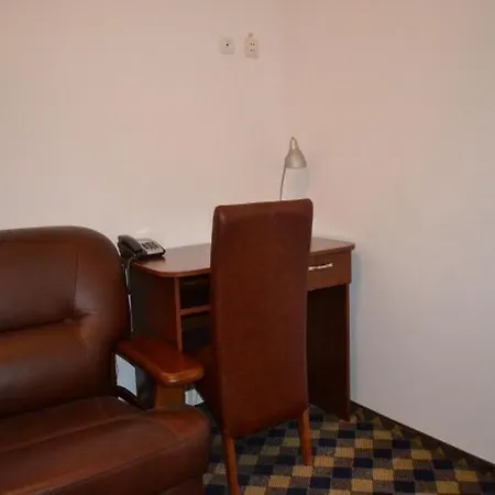 Plus Hotel ホテル 3*