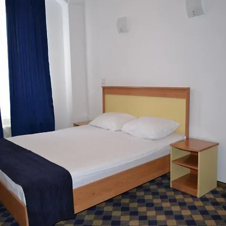 فندق Plus Hotel كرايوفا