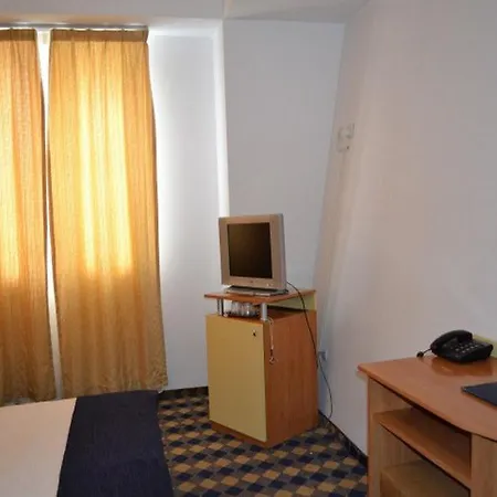 فندق Plus Hotel