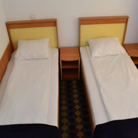 فندق Plus Hotel