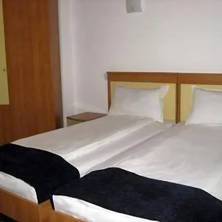 فندق Plus Hotel كرايوفا