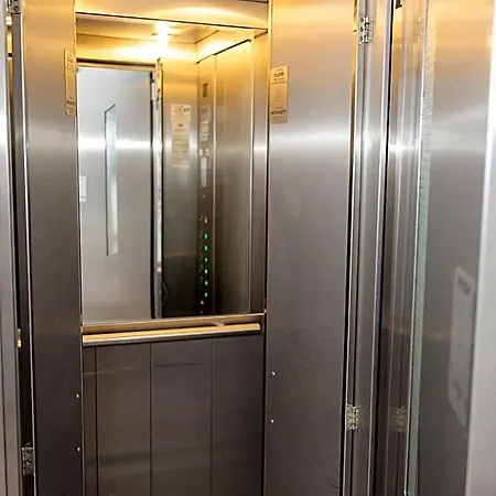 فندق Plus Hotel كرايوفا