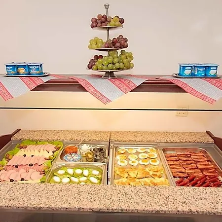 Plus Hotel فندق كرايوفا