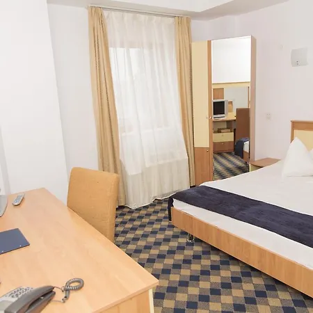 فندق Plus Hotel