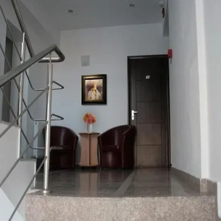 Plus Hotel فندق كرايوفا