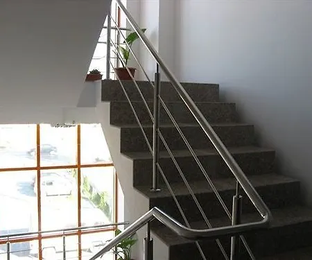 فندق Plus Hotel كرايوفا