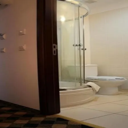 فندق Plus Hotel كرايوفا