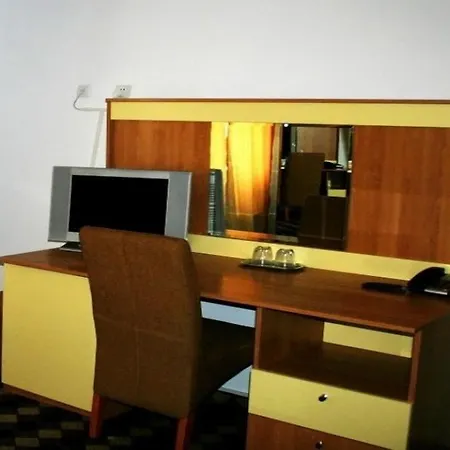 Plus Hotel ホテル 3*