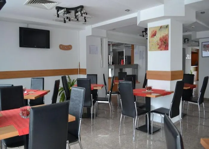 Plus Hotel מלון 3*