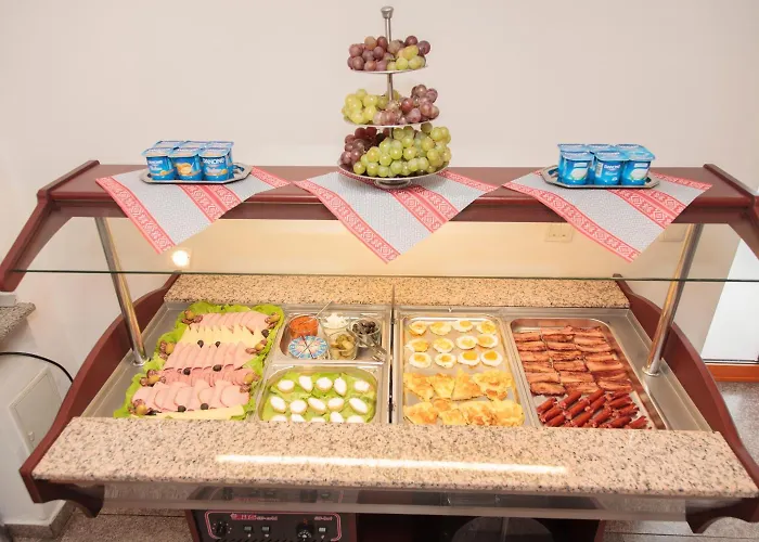 מלון Plus Hotel 3*