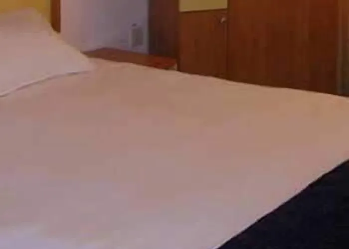 מלון Plus Hotel 3*