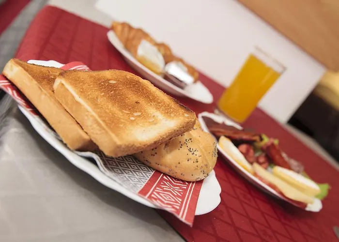 מלון Plus Hotel 3*